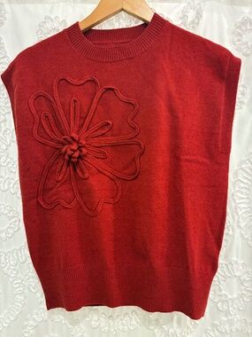 Commence red sweater sz m